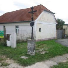 Kříž západně od Dubného u rybníka