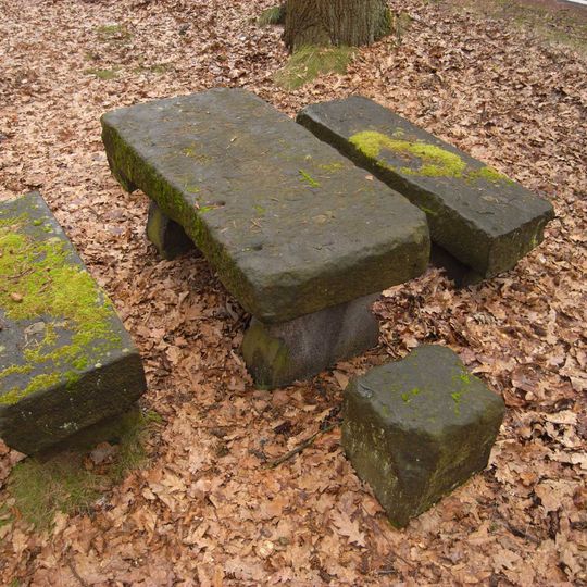 Steinerner Tisch mit steinernen Sitzbänken - -