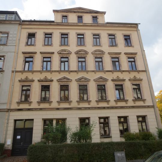 Mietshaus in halboffener Bebauung mit Vorgarten Further Straße 43