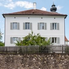 Pfarrhof mit Böschungsmauer