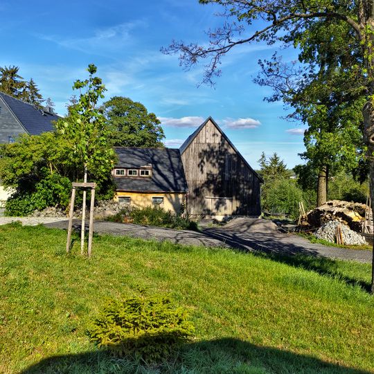 Wohnhaus und Scheune eines Bauernhofes Greifensteinstraße 59