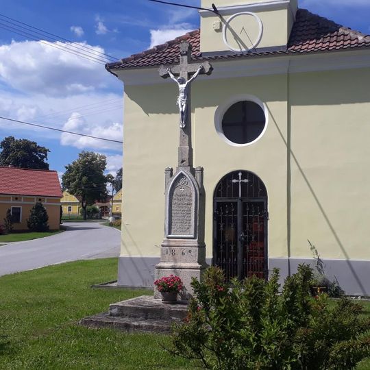 Kříž u kaple v Mazelově