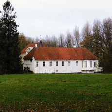 Eyckenlust: Kasteelhoeve met bijgebouw