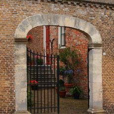 Perceelsgedeelte van een tweebeukig pand met dubbele trapgevel aan de straat