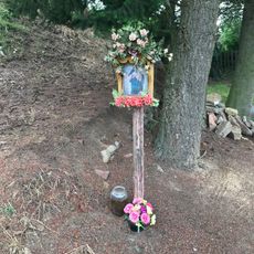 Křížek u domu 102 v Koněšíně