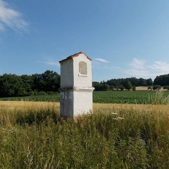 Zděná boží muka severně od Tchořovic