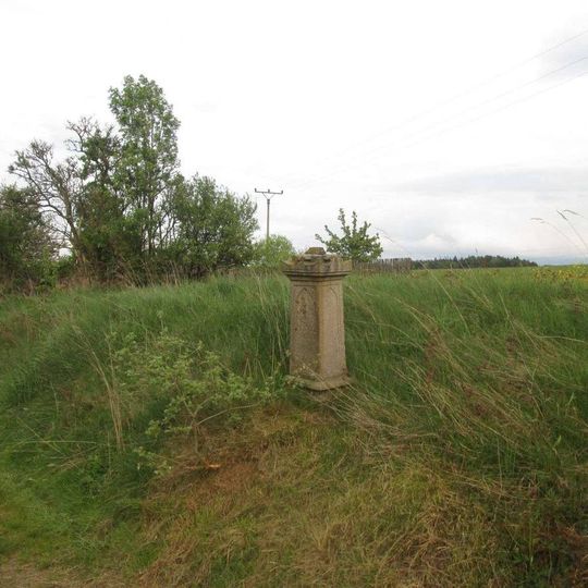 Kříž jižně od Polínek u cesty