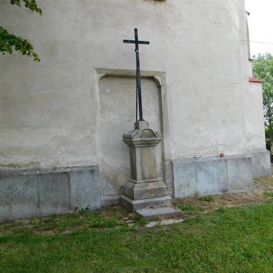 Kříž u kostela v Herálci