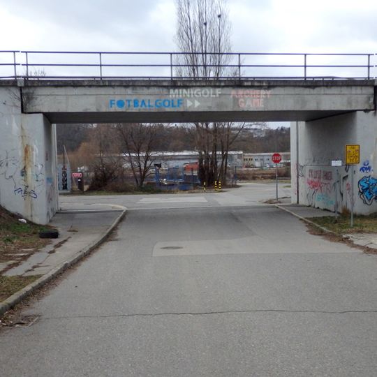 Železniční most přes ulici K jezu