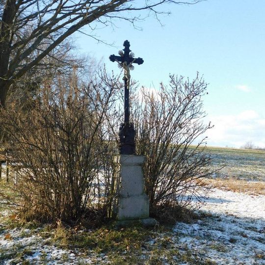 Kříž u polní cesty na jižním okraji Lovětína