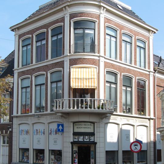Boekwinkel met bovenhuis in neo-classicistische stijl
