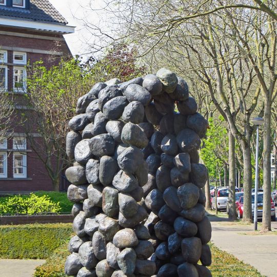 Monument in het voormalig Henric van Veldeke College