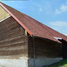 Hierzu stattlicher Blockbau-Stadel