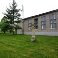 Socha ženy v severozápadní části Kozojed