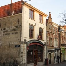 Ambachtelijke distilleerderij annex slijterij