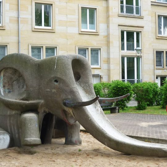 Rutsch- und Kletterelefant