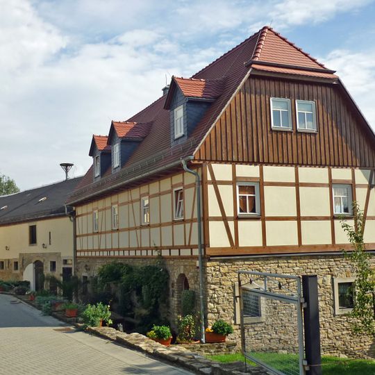 Wohnstallhaus und Seitengebäude eines Bauernhofes An der Winzerei 1b
