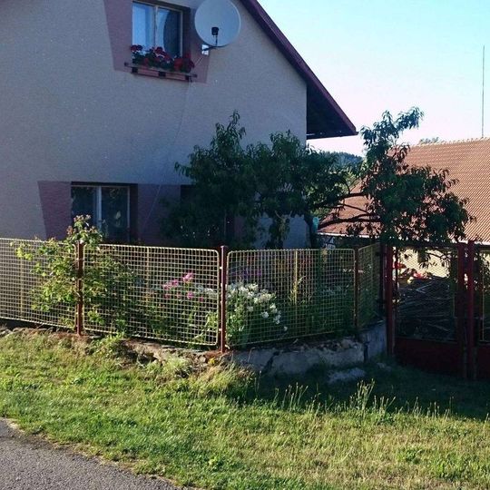 Kříž v Hlivíně v zahradě