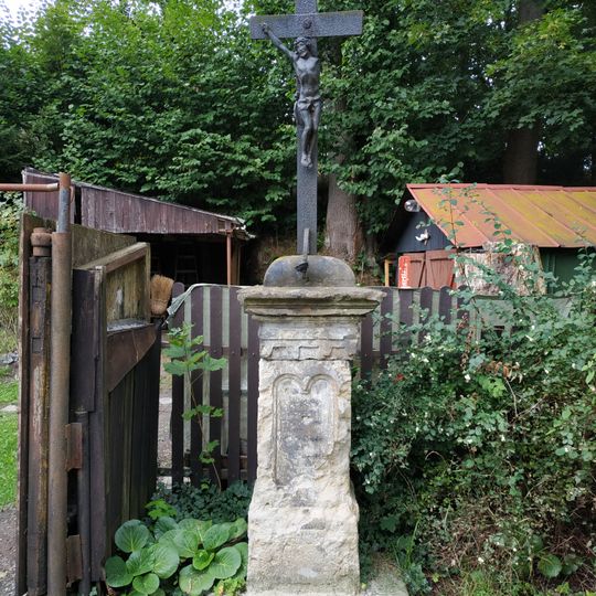 Kovový kříž u silnice v Nové Chřibské