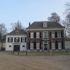 Pand met verdieping onder met blauwe Friese pannen gedekt omlopend schilddak