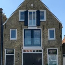 Pakhuis onder diep zadeldak