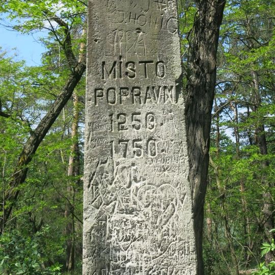 Pomník středověkého popraviště v lese Šibeník východně od Budyně
