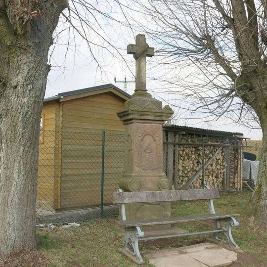 Kříž na rozcestí ulic Třebízského a Na Větrově v Lomnici nad Popelkou