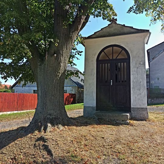 Kaplička svatého Jana Nepomuckého na návsi v Hluboši