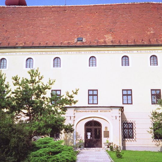 Klariský kláštor, kláštor klarisiek