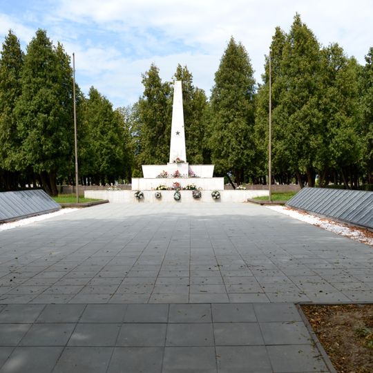 Cintorín sov. armády, pomník