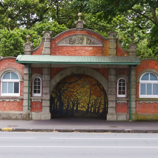 Symonds St Public Conveniences and Former Tram Shelter