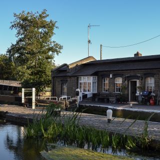 Lock Keepers Cottage On The Grand Union Canal