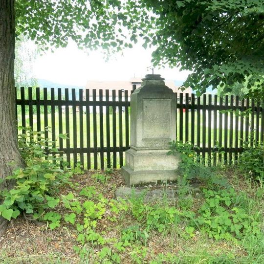 Podstavec ulomeného kříže u rozcestí k domu 452 v Skalici u České Lípy