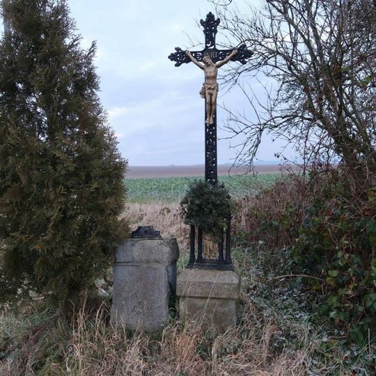 Kříž v Drozdově u silnice na Točník