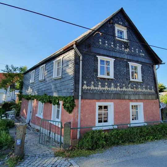 Wohnhaus in halboffener Bebauung in Ecklage Wilthener Straße 33