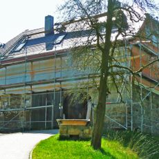 Seitengebäude (Torhaus) eines Bauernhofes, dazu Brunnentrog im Hof Schustergasse 13a