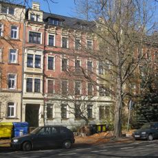 Mietshaus in geschlossener Bebauung mit Vorgarten Straße der Nationen 95