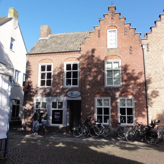 Huis met sterk vernieuwde trapgevel in de trant van die van nr 1
