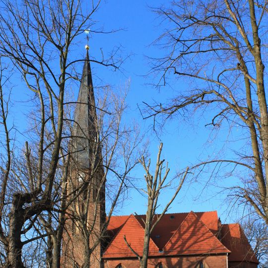 Einzeldenkmale der Sachgesamtheit Dorfkirche und Kirchhof Arzberg: Kirche, Denkmal für die Gefallenen des Ersten Weltkrieges, Soldatengrab Zweiter Weltkrieg, Erbbegräbnis der Fam. Nette, drei Grabmale, eine Grabplatte, Findlings-Grabmal mit Einfrie