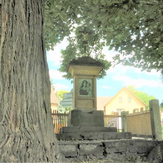 Kříž na návsi v Dubičné