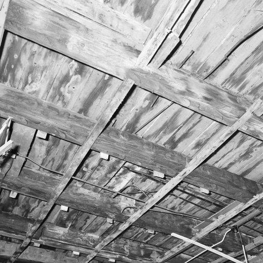 Gepleisterde lijstgevel voor twee huizen met schilddaken