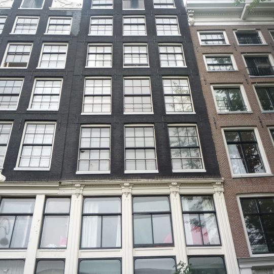 Huis met hoge gevel onder rechte lijst met consoles