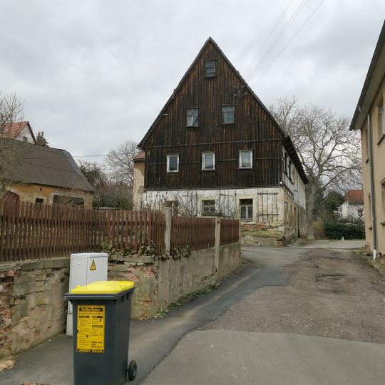 Wohnstallhaus und Seitengebäude eines ehemaligen Vierseithofes Bodenbacher Weg 5