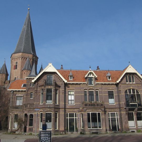 Woonblok bestaande uit drie herenhuizen