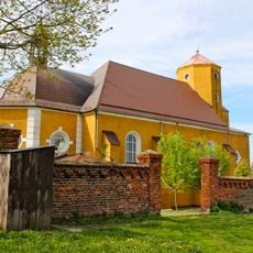 Ogrodzenie z murem oporowym