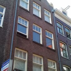 Huis, vanwege de zandstenen afdekkingen van de klokvormige top