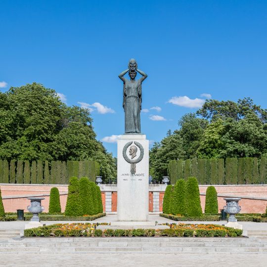 Monument to Jacinto Benavente, Madrid