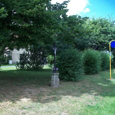 Kříž u kaple v Chraštičkách