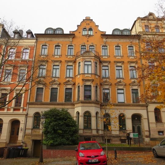 Mietshaus in geschlossener Bebauung mit Vorgarten Andréstraße 7