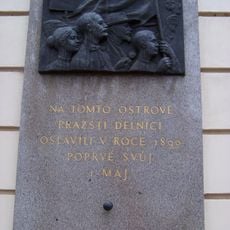 Pamětní deska prvních oslav 1. Máje na Střeleckém ostrově